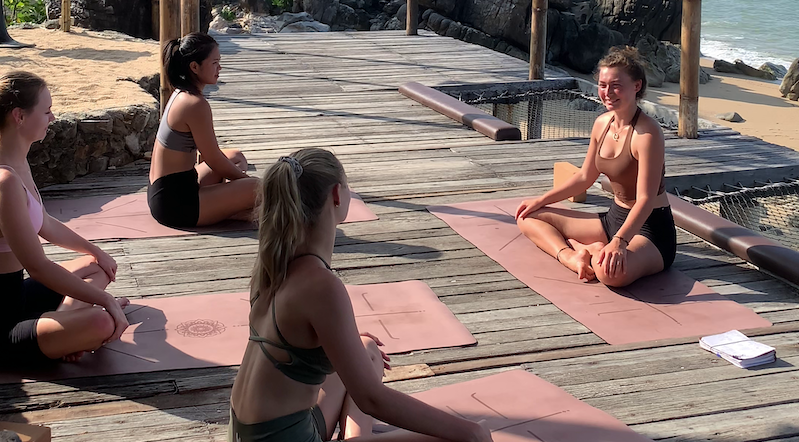 Cours collectif de yoga matinal en extérieur dans un hôtel 3 étoiles en Thaïlande, animé par Julie Mansuy